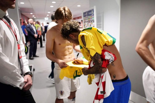 Modric y Neymar intercambiaron sus camisetas y las autografiaron luego del partido. Foto @CBF_Futebol