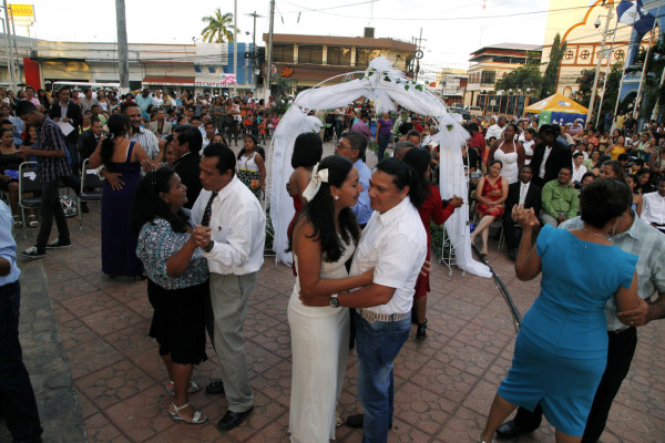 En Festival del Amor unen sus vidas 38 parejas ceibeñas