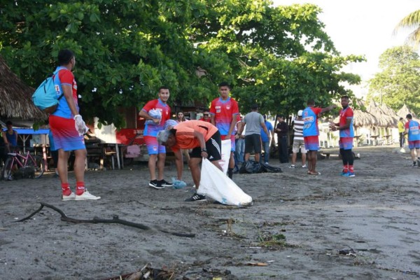 Equipo Vida hace labor social en playa ceibeña