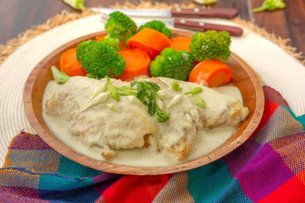 Disfrute del pollo en crema de loroco