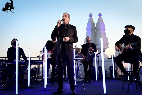 José Luis Perales pone el toque nostálgico en los Latin Grammy con 'Y cómo es él'