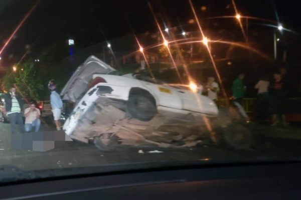 Muere un joven tras estrellarse taxi en Tegucigalpa