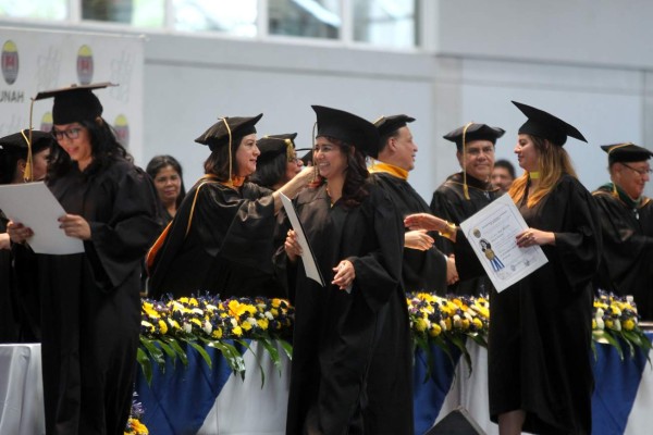 Las mujeres continúan liderando en las graduaciones de la Unah