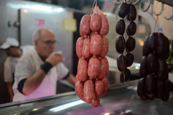 Sausages for sale are displayed in a market in Buenos Aires, on October 27, 2015. Sausages, ham and other processed meats cause bowel cancer, and red meat 'probably' does too, a UN agency warned Monday, in a potentially heavy blow for the fast-growing livestock industry.A review of 800 studies from around the world found 'sufficient evidence in humans that the consumption of processed meat causes colorectal cancer,' said the International Agency for Research on Cancer (IARC). AFP PHOTO / EITAN ABRAMOVICH