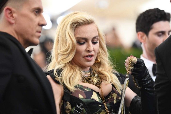Madonna y su botellita de alcohol en la Gala MET