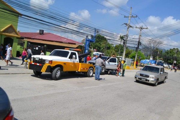 Comienza el plan de reordenamiento vial en Choloma; grúas en acción