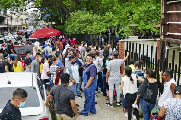 Ciudadanos no respetan medidas de bioseguridad afuera del Registro Nacional de las Personas