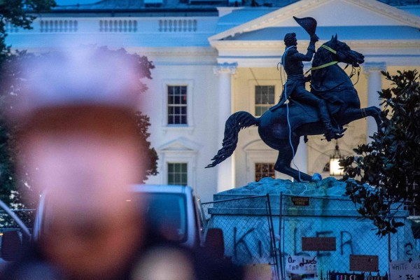 Trump amenaza con 10 años a prisión a quien vandalice monumentos