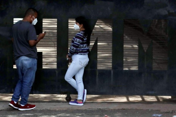 TEG01. TEGUCIGALPA (HONDURAS), 26/06/2020.- Personas hacen fila para ser atendidos en el Hospital Psiquiátrico Mario Mendoza, este viernes en la ciudad de Tegucigalpa (Honduras). Los problemas de salud mental son la otra 'pandemia oculta' que sufren los hondureños, que están afectados por la propagación de la COVID-19, que en tres meses ha dejado más de 400 muertos y 14.000 contagios, según dice el científico Marco Tulio Medina, en entrevista con Efe en Tegucigalpa. EFE/Gustavo Amador