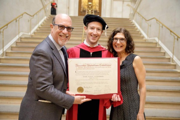 Mark Zuckerberg logra graduarse en Harvard