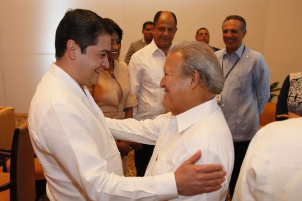 Juan Orlando y Sánchez Cerén se reúnen por primera vez