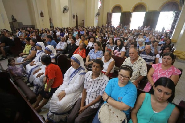 Cientos de feligreses participan de la misa Crismal en San Pedro Sula