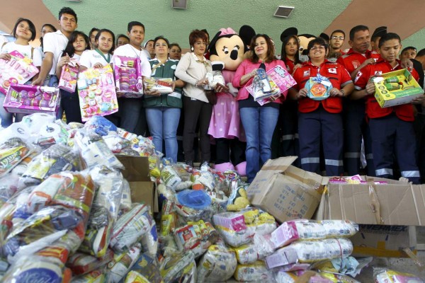 Llevan juguetes y alimentos a los pacientes del Hospital Escuela