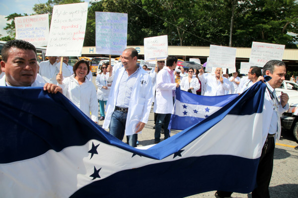 Lobo ordena despedir a 111 médicos en huelga