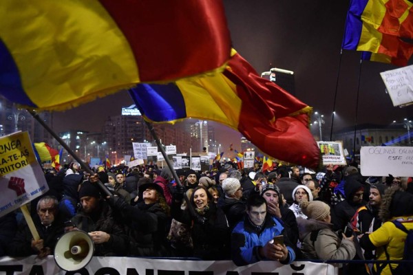Medio millón de manifestantes en Rumania pese a marcha atras en polémico decreto