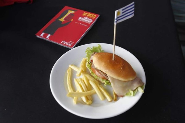 Un homenaje al chivito, plato 'emblema' de la gastronomía uruguaya