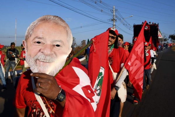 El PT reta a la Justicia y registra la candidatura de Lula 'en nombre del pueblo'