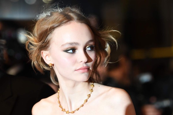 Lily-Rose Depp defiende a su padre