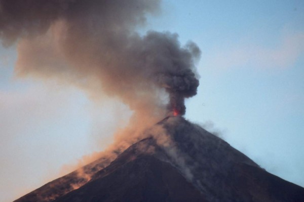 El volcán Pacaya aumenta actividad y erupciona en Guatemala
