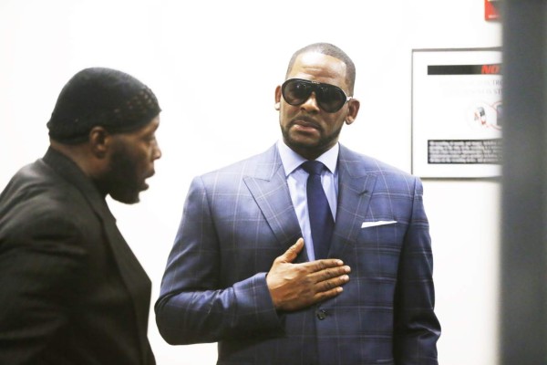 Novias de R. Kelly salen en defensa del cantante tras acusaciones de abuso sexual