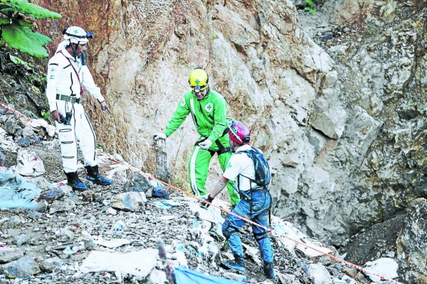 El 'mal olor” en la mina no desanima a rescatistas y autoridades