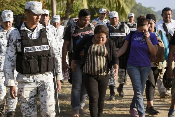 México detiene a 2 mil migrantes de la caravana en un solo día