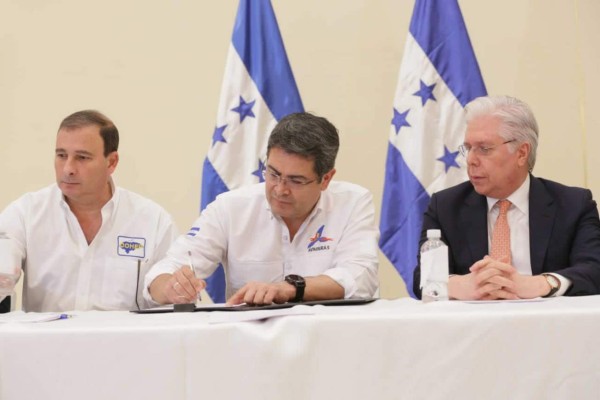 Firman acuerdo que libera el mercado eléctrico en Honduras