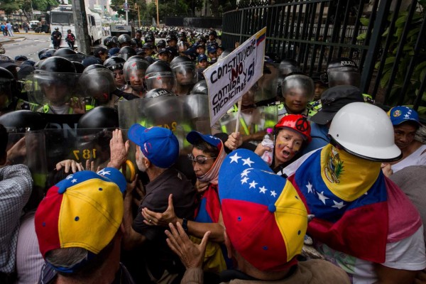 Aumentan a 44 las víctimas en protestas contra Maduro