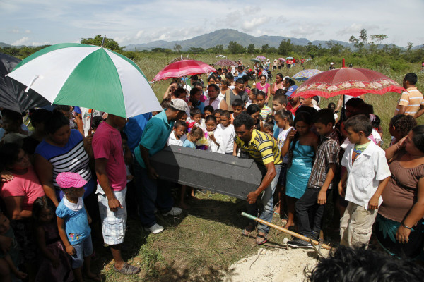 Entierran a niña de cuatro años asesinada en Colón, Honduras