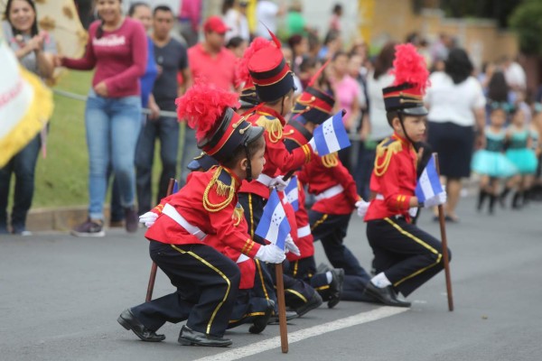 Pequeñitos rinden homenaje a la patria en desfiles por la capital