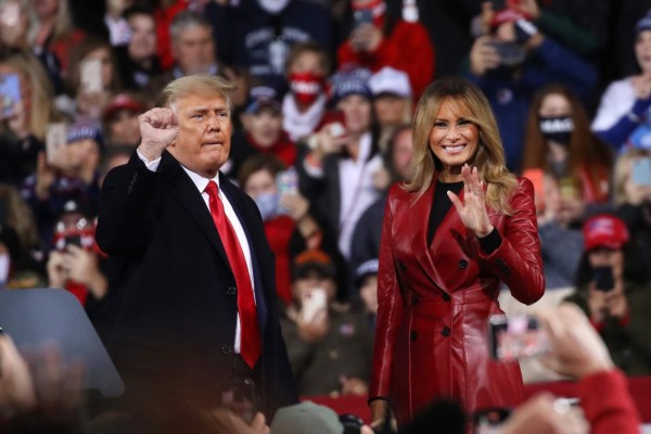 Trump y Melania vuelven a la campaña para evitar debacle republicana