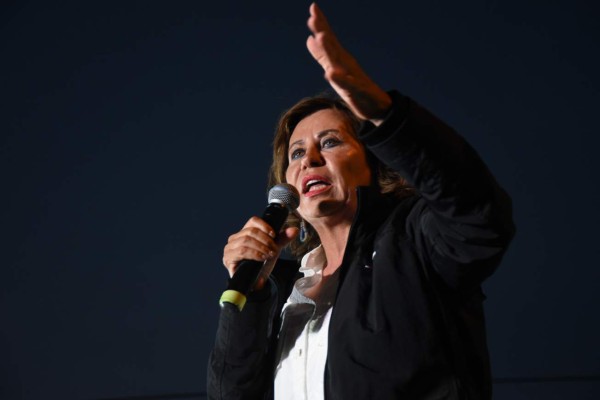 Guatemalan candidate for the National Union of Hope (Union Nacional de la Esperanza) party Sandra Torres speaks during a campaign rally in La Reformita neighborhood in Guatemala City on June 8,2019. - General elections will be held in Guatemala on June 16. (Photo by Orlando ESTRADA / AFP)