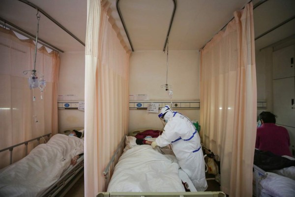 Médico que lucha en primera línea en Wuhan: 'El coronavirus no distingue edades'