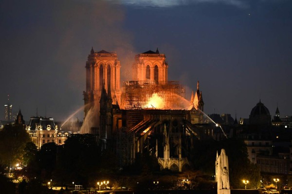 La estructura de la catedral de Notre Dame de París 'está a salvo'