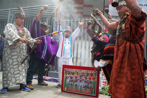 Brujos y chamanes hacen rituales para asegurar clasificación de Perú a Rusia 2018