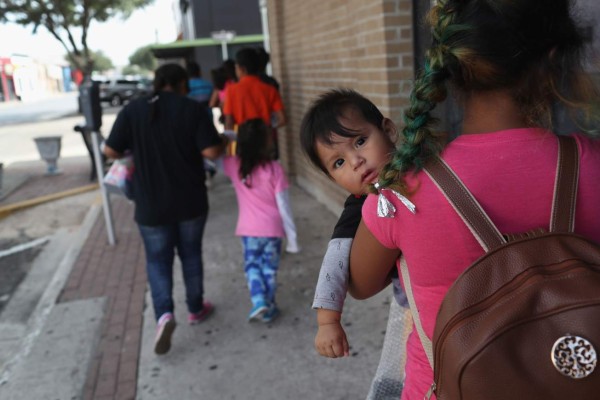 Senadores exigen a Trump poner fin a la separación de familias en la frontera