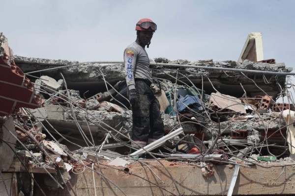 Ecuador siguen buscando vivos en calles que huelen a muerte tras potente terremoto