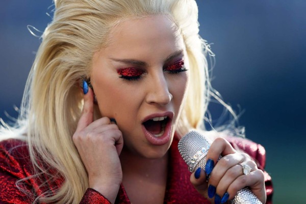 Lady Gaga conquista con su voz en el Super Bowl