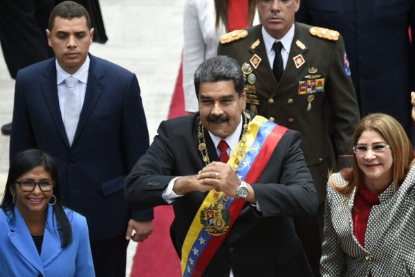 Venezuela: Nicolás Maduro adelanta su toma de posesión