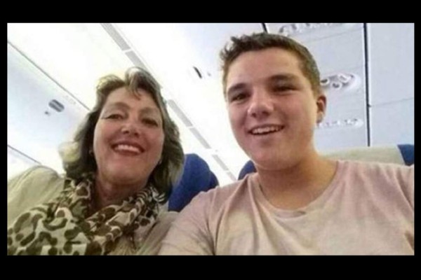 El último selfie de una madre y su hijo, víctimas de la tragedia de avión