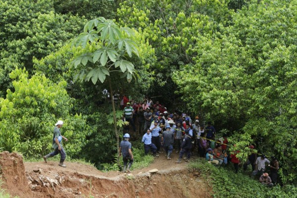 Al menos 20 obreros atrapados en mina de Nicaragua están vivos