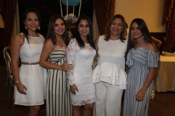 Jeanny López, Emy Ramírez, Giselle López, Dubia Gutiérrez y Alejandra Interiano.