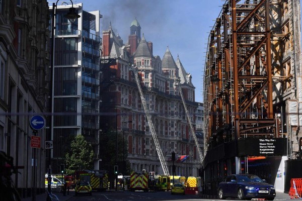 Se incendia un hotel de lujo en Londres