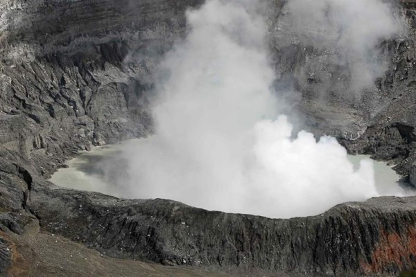 El volcán Poás de Costa Rica lanza bloques de piedra a 700 metros