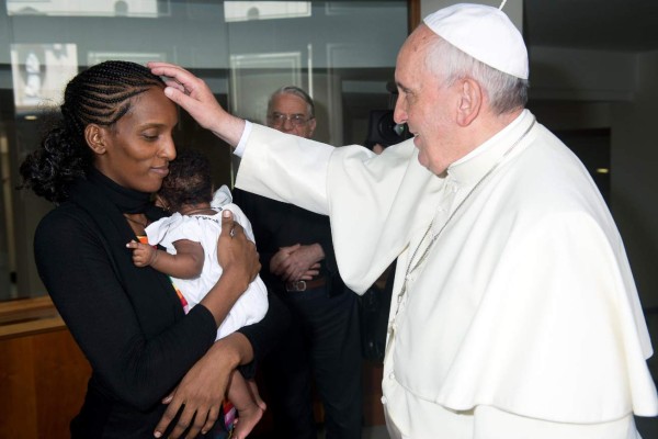 Sudanesa que libró la pena de muerte visita al Papa Francisco