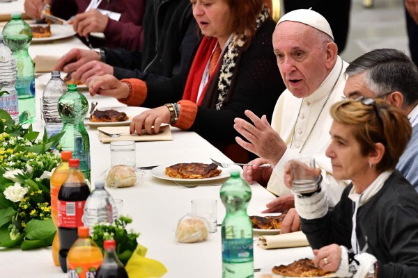 El Papa almuerza con 1,500 indigentes y pide escuchar el grito de los pobres