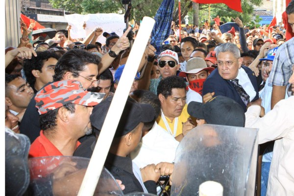 Libre arma zafarrancho nunca antes visto en el Congreso de Honduras