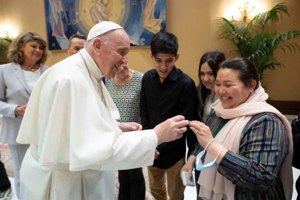 El papa recibió a tres familias afganas que huyeron de Kabul
