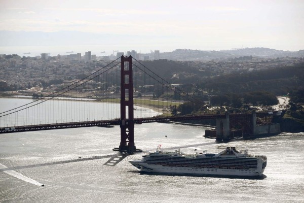 Crucero afectado por el nuevo coronavirus atraca en California