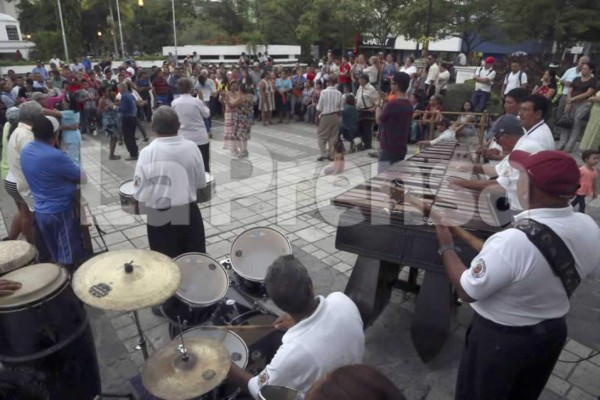 VIDEO: La marimba municipal fascina a los hondureños en el extranjero